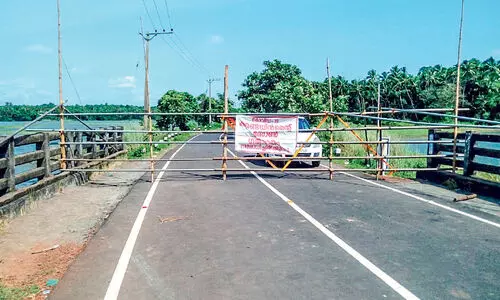 ക​ണ്ടെ​യ്ൻ​മെൻറ്​ സോൺ ഒഴിവായിട്ടും റോഡ്​ അടഞ്ഞു തന്നെ