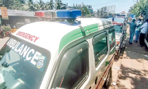 കരുതലിൽ പാർക്കിങ് സൗകര്യം നഷ്ടപ്പെട്ടു; പെരുവഴിയിൽ ആംബുലൻസ് ജീവനക്കാർ കരുതലിൽ പാർക്കിങ് സൗകര്യം നഷ്ടപ്പെട്ടു; പെരുവഴിയിൽ ആംബുലൻസ് ജീവനക്കാർ