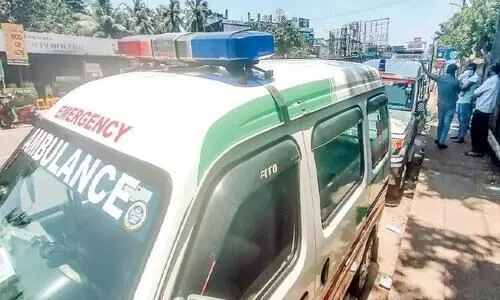 ക​രു​ത​ലി​ൽ പാ​ർ​ക്കി​ങ് സൗ​ക​ര്യം ന​ഷ്​​ട​പ്പെ​ട്ടു; പെ​രു​വ​ഴി​യി​ൽ ആം​ബു​ല​ൻ​സ് ജീ​വ​ന​ക്കാ​ർ