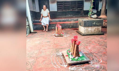 തൃക്കാക്കരയപ്പനെ മൂടണിഞ്ഞു മുടിയില്‍ കയറ്റി