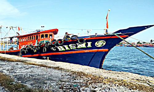 ശക്​തമായ തിരയിൽ വള്ളം മറിഞ്ഞു; രണ്ടുപേരെ രക്ഷപ്പെടുത്തി