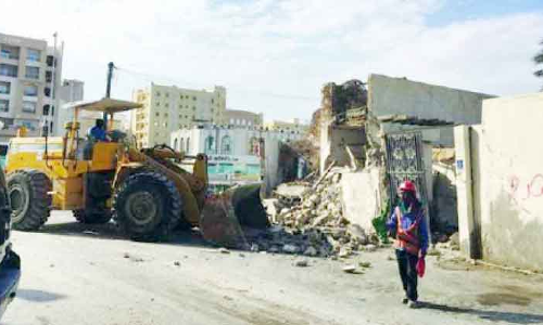 നഗരസൗന്ദര്യം കുറച്ച്​ പഴയകെട്ടിടങ്ങൾ, സുരക്ഷക്കും ഭീഷണി