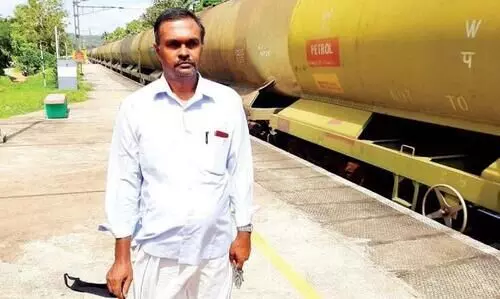 റെയിൽവേയിൽ ജോലിയുണ്ട്; ഓണമുണ്ണാൻ ചില്ലിക്കാശില്ല