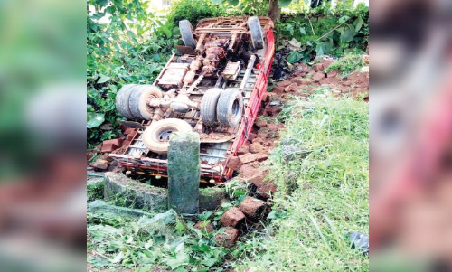 ചെങ്കൽ ലോറി കിണറ്റിൽ വീണു