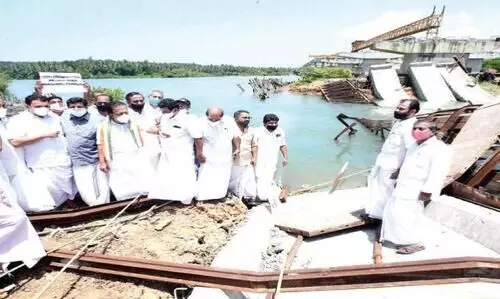 തലശ്ശേരി -മാഹി ബൈപാസ് പാലം തകർന്നത് ഹൈകോടതി അന്വേഷിക്കണം –രമേശ് ചെന്നിത്തല