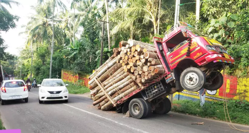 അമിതഭാരം: ലോറി അപകടത്തിൽപെട്ടു