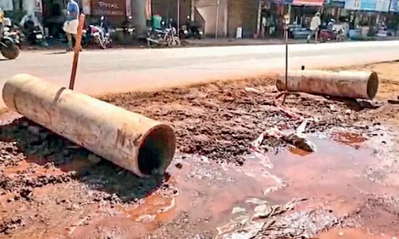 ഇവിടെ പൈപ്പ് പൊട്ടൽ പതിവ്​