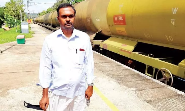 റെയിൽവേയിൽ ജോലിയുണ്ട്; ഓണമുണ്ണാൻ ചില്ലിക്കാശില്ല