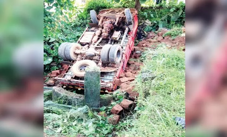 ചെങ്കൽ ലോറി കിണറ്റിൽ വീണു