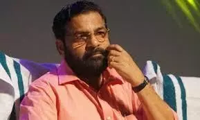 സ്വര്ണക്കടത്തിൽ പല വമ്പൻ സ്രാവുകളും കുടുങ്ങും–മന്ത്രി കടകംപള്ളി സ്വര്ണക്കടത്തിൽ പല വമ്പൻ സ്രാവുകളും കുടുങ്ങും–മന്ത്രി കടകംപള്ളി