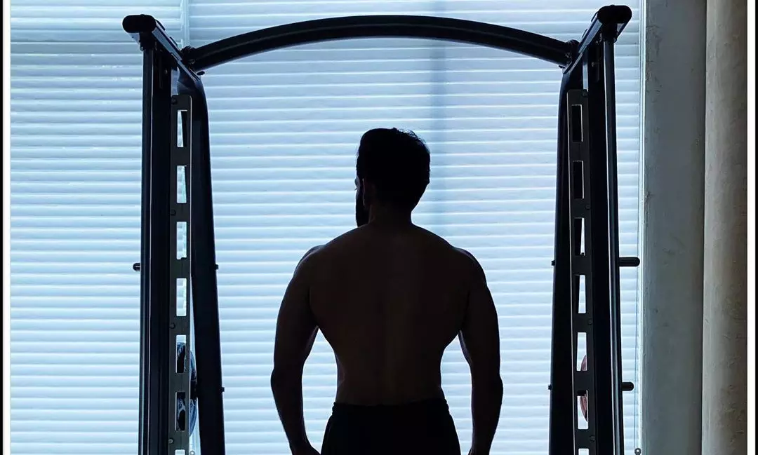 ഒറ്റയടിക്ക് 130 കിലോ ഭാരം ഉയർത്തി പൃഥ്വിരാജ്; വൈറലായി വീഡിയൊ ഒറ്റയടിക്ക് 130 കിലോ ഭാരം ഉയർത്തി പൃഥ്വിരാജ്; വൈറലായി വീഡിയൊ