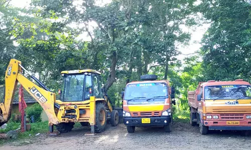 അനുമതിയില്ലാതെ മണ്ണെടുപ്പ്; വാഹനങ്ങൾ പിടികൂടി
