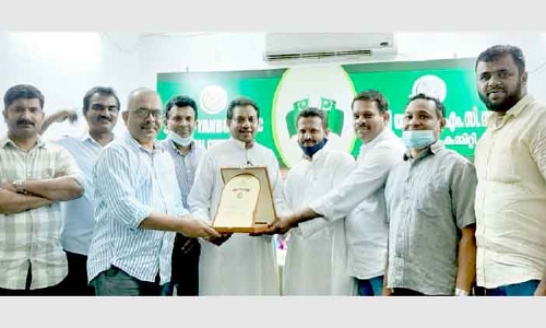 അ​ബ്​​ദു​ൽ മ​ജീ​ദ് സു​ഹ്​​രി​ക്ക് കെ.​എം.​സി.​സി യാ​ത്ര​യ​യ​പ്പ് ന​ൽ​കി