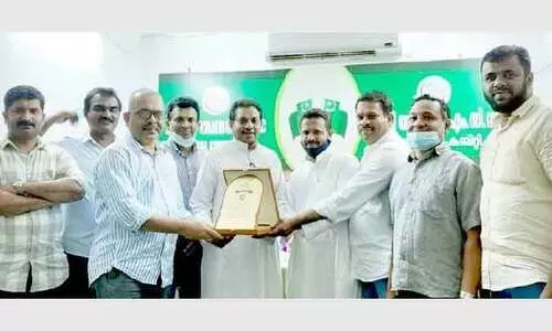 അ​ബ്​​ദു​ൽ മ​ജീ​ദ് സു​ഹ്​​രി​ക്ക് കെ.​എം.​സി.​സി യാ​ത്ര​യ​യ​പ്പ് ന​ൽ​കി