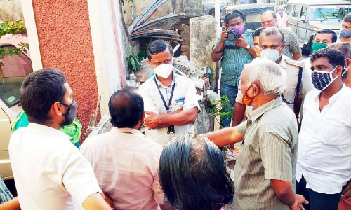 നാ​ട്ടു​കാ​ർ അടച്ച വ​ഴി​ തു​റ​ക്കാ​നെത്തി​യ അ​ധി​കൃ​ത​രെ ത​ട​ഞ്ഞു; സം​ഘ​ർ​ഷാവസ്ഥ