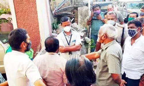 നാ​ട്ടു​കാ​ർ അടച്ച വ​ഴി​ തു​റ​ക്കാ​നെത്തി​യ അ​ധി​കൃ​ത​രെ ത​ട​ഞ്ഞു; സം​ഘ​ർ​ഷാവസ്ഥ