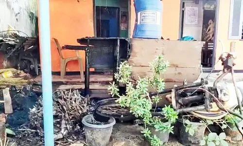 ബൈക്കും അലമാരയും കത്തിനശിച്ച നിലയിൽ ബൈക്കും അലമാരയും കത്തിനശിച്ച നിലയിൽ