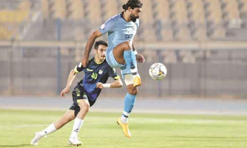 കു​വൈ​ത്ത്​ പ്രീ​മി​യ​ർ ലീ​ഗ്​ ഫു​ട്​​ബാ​ൾ: കു​വൈ​ത്ത്​ സോ​ക്ക​ർ ക്ല​ബ്​ മു​ന്നി​ൽ