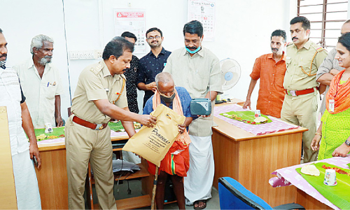 ദുരിതാശ്വാസത്തില്‍ പങ്കാളിയായ വയോധികന് മോട്ടോര്‍ വാഹന വകുപ്പി​െൻറ ആദരം