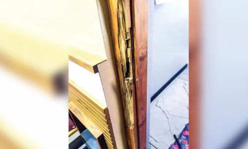 തൃത്തല്ലൂരിൽ വീടിന്‍റെ വാതിൽ പൊളിച്ച് സ്വർണം കവർന്നു