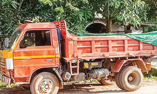 വേലൂരിൽ മണ്ണ് ലോറി പിടികൂടി