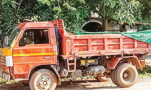 വേലൂരിൽ മണ്ണ് ലോറി പിടികൂടി