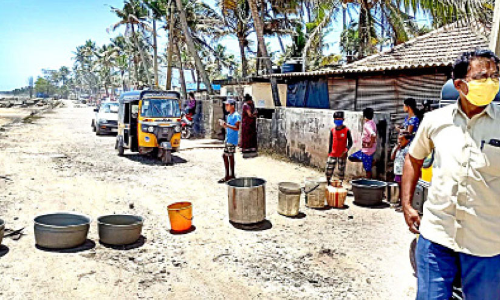 കുടിവെള്ള വിതരണം മുടങ്ങി; നാട്ടുകാർ തീരദേശ റോഡ്​ ഉപരോധിച്ചു