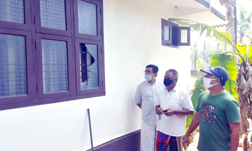 തൈക്കടപ്പുറത്ത് വീടിനുനേരെ ആക്രമണം