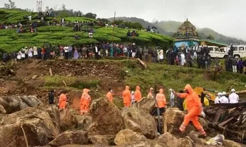 പെട്ടിമുടിയില് കാണാതായവർക്കായി തിരച്ചില് സ്വന്തം നിലയില് തുടരുമെന്ന് ബന്ധുക്കൾ പെട്ടിമുടിയില് കാണാതായവർക്കായി തിരച്ചില് സ്വന്തം നിലയില് തുടരുമെന്ന് ബന്ധുക്കൾ