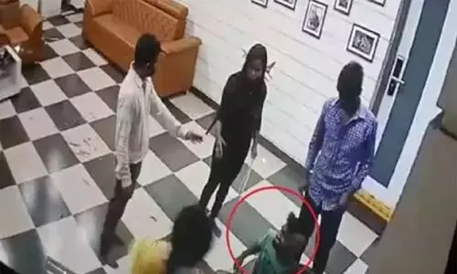 ഐ ഫോൺ മോഷ്​ടിച്ചുവെന്ന്​ ആരോപിച്ച്​ നിർമാതാവിൻെറ ഭാര്യ ദലിത്​ യുവാവിൻെറ​ തല മൊട്ടയടിച്ചെന്ന്​ പരാതി