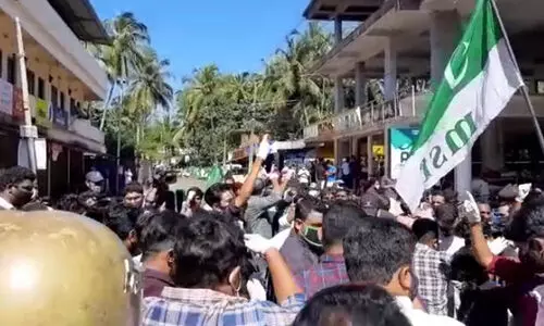 ഉദ്യോഗാർഥിയുടെ ആത്മഹത്യ: പി.എസ്.സി ചെയർമാൻെറ വീടിന് മുന്നിൽ പ്രതിഷേധം