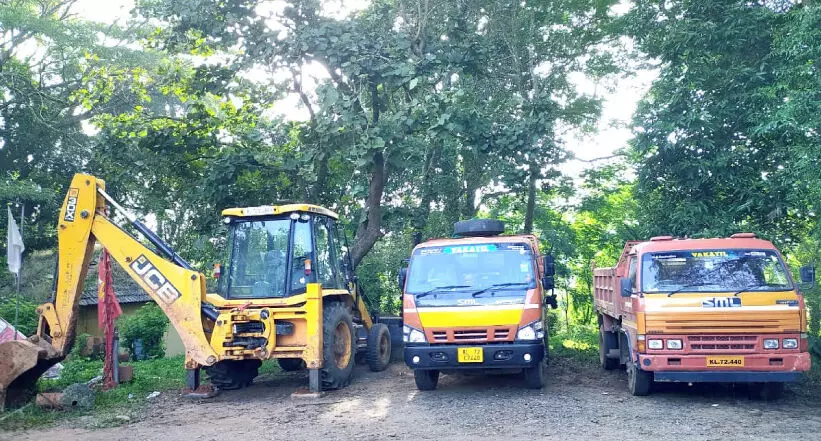 അനുമതിയില്ലാതെ മണ്ണെടുപ്പ്; വാഹനങ്ങൾ പിടികൂടി അനുമതിയില്ലാതെ മണ്ണെടുപ്പ്; വാഹനങ്ങൾ പിടികൂടി