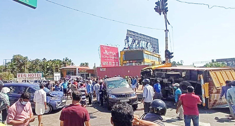 ചേരാനല്ലൂർ സിഗ്നൽ അപകടം; ഭീതിപ്പെടുത്തും കാഴ്ച ചേരാനല്ലൂർ സിഗ്നൽ അപകടം; ഭീതിപ്പെടുത്തും കാഴ്ച