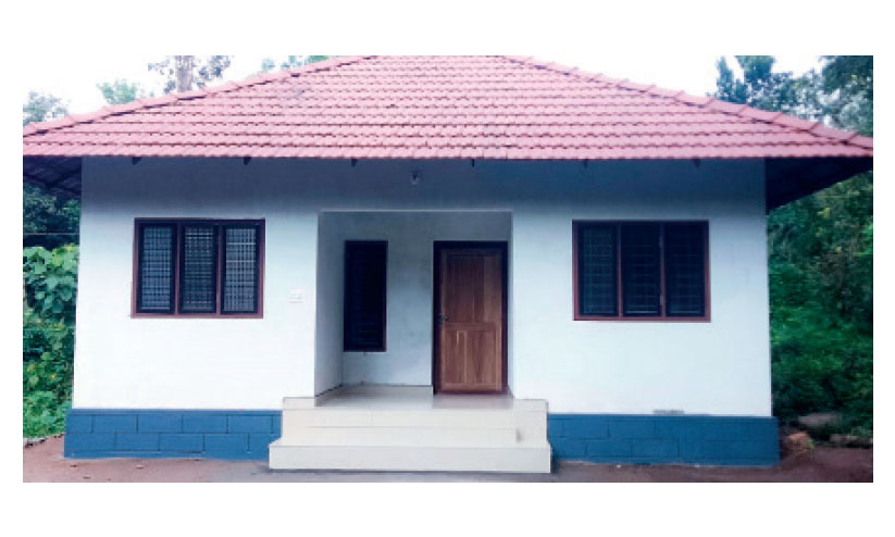 വിദ്യാർഥികൂട്ടായ്മ കൈകോർത്തു; സഹപാഠിക്ക് സൗഹൃദത്തിെൻറ പൊന്നോണം വിദ്യാർഥികൂട്ടായ്മ കൈകോർത്തു; സഹപാഠിക്ക് സൗഹൃദത്തിെൻറ പൊന്നോണം