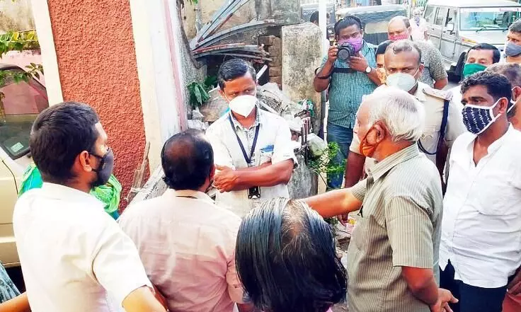 നാ​ട്ടു​കാ​ർ അടച്ച വ​ഴി​ തു​റ​ക്കാ​നെത്തി​യ അ​ധി​കൃ​ത​രെ ത​ട​ഞ്ഞു; സം​ഘ​ർ​ഷാവസ്ഥ