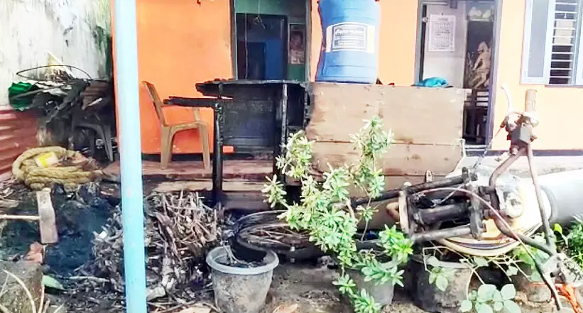 ബൈക്കും അലമാരയും കത്തിനശിച്ച നിലയിൽ ബൈക്കും അലമാരയും കത്തിനശിച്ച നിലയിൽ