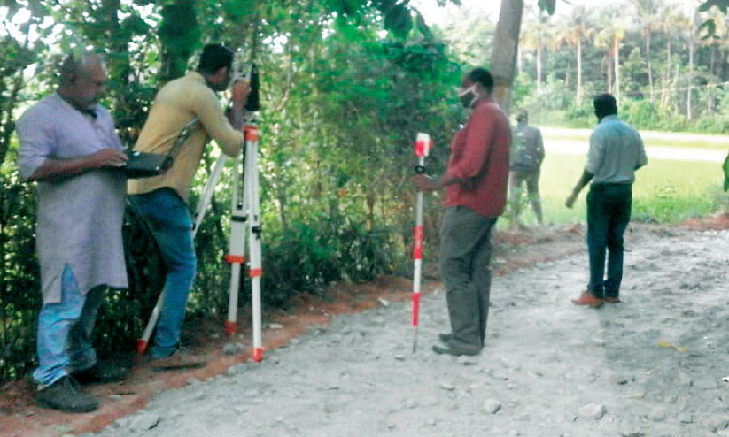 കൃഷിഭൂമി വനം വകുപ്പ് വീണ്ടും അളക്കുന്നു; പിടിച്ചെടുത്ത് കൃഷിക്കാരെ ഇറക്കിവിടാനാണ് വനം വകുപ്പ് ശ്രമിക്കുന്നതെന്ന് നാട്ടുകാർ കൃഷിഭൂമി വനം വകുപ്പ് വീണ്ടും അളക്കുന്നു; പിടിച്ചെടുത്ത് കൃഷിക്കാരെ ഇറക്കിവിടാനാണ് വനം വകുപ്പ് ശ്രമിക്കുന്നതെന്ന് നാട്ടുകാർ