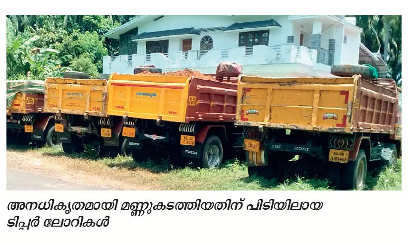 അനധികൃത മണ്ണ്കടത്ത് ; എട്ട് ടിപ്പർ ലോറികളും മണ്ണുമാന്തി യന്ത്രവും പിടികൂടി