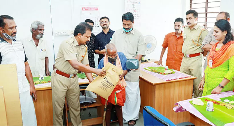 ദുരിതാശ്വാസത്തില് പങ്കാളിയായ വയോധികന് മോട്ടോര് വാഹന വകുപ്പിെൻറ ആദരം ദുരിതാശ്വാസത്തില് പങ്കാളിയായ വയോധികന് മോട്ടോര് വാഹന വകുപ്പിെൻറ ആദരം