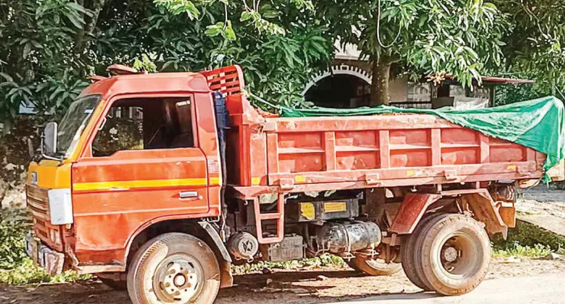 വേലൂരിൽ മണ്ണ് ലോറി പിടികൂടി