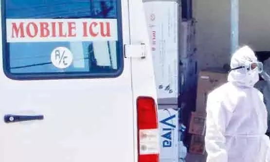 കോവിഡ് രോഗിയുമായി പോയ 108 ആംബുലൻസിെൻറ കാറ്റഴിച്ചുവിട്ടു കോവിഡ് രോഗിയുമായി പോയ 108 ആംബുലൻസിെൻറ കാറ്റഴിച്ചുവിട്ടു