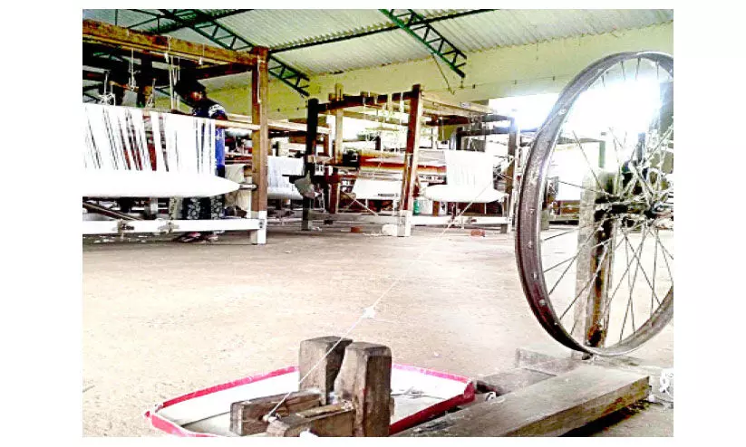 ദുരിതത്തിെൻറ ഇഴയെണ്ണി നെയ്ത്ത് തൊഴിലാളികൾ ദുരിതത്തിെൻറ ഇഴയെണ്ണി നെയ്ത്ത് തൊഴിലാളികൾ