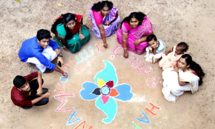 പൂക്കളമൊരുക്കി മാവേലിയെ വരവേൽക്കാനൊരുങ്ങി തമിഴാളം പൂക്കളമൊരുക്കി മാവേലിയെ വരവേൽക്കാനൊരുങ്ങി തമിഴാളം