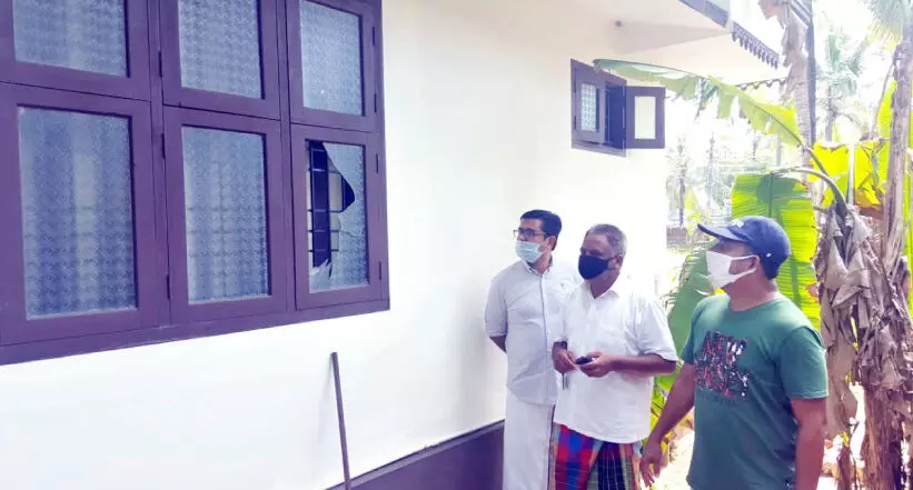 തൈക്കടപ്പുറത്ത് വീടിനുനേരെ ആക്രമണം തൈക്കടപ്പുറത്ത് വീടിനുനേരെ ആക്രമണം