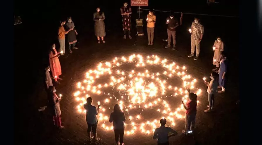 കോവിഡ് സെൻററിലും ഓണാഘോഷം; വെറൈറ്റി പൂക്കളം പങ്കുവെച്ച് ഡോക്ടർ കോവിഡ് സെൻററിലും ഓണാഘോഷം; വെറൈറ്റി പൂക്കളം പങ്കുവെച്ച് ഡോക്ടർ