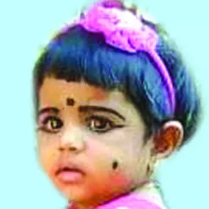 വിഷം കഴിച്ച കുടുംബത്തിലെ രണ്ടര വയസ്സുകാരി മരിച്ചു വിഷം കഴിച്ച കുടുംബത്തിലെ രണ്ടര വയസ്സുകാരി മരിച്ചു