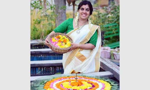 പൂവിനുള്ളിൽ പൂവിടർത്തി ഇന്ന് തിരുവോണം