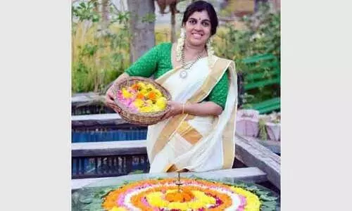 പൂവിനുള്ളിൽ പൂവിടർത്തി ഇന്ന് തിരുവോണം