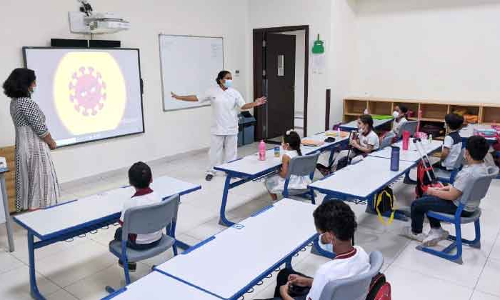ക്ലാസ്​ മുറികൾ തുറന്നു; മാസ്​കിട്ട്​ അവരെത്തി