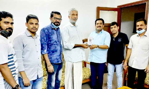 സ്നേ​ഹ​ക്കൂ​ട്ടം ഗോ​പി നെ​ടു​ങ്ങാ​ടി​ക്ക് യാ​ത്ര​യ​യ​പ്പ് ന​ൽ​കി